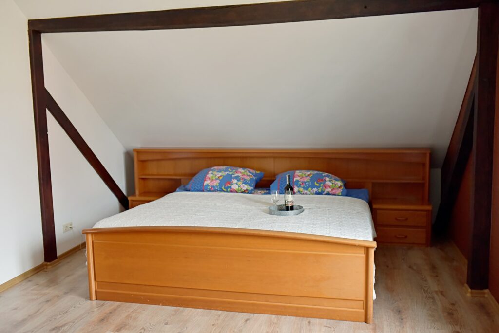 Duże łóżko w domu z basenem na Mazurach