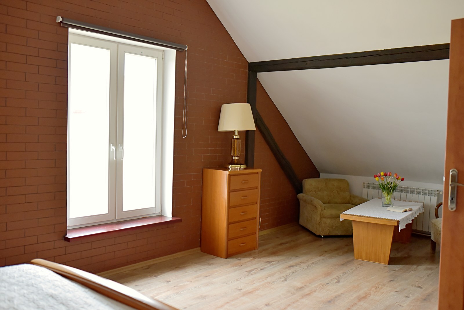 Sypialnia w domu z basenem