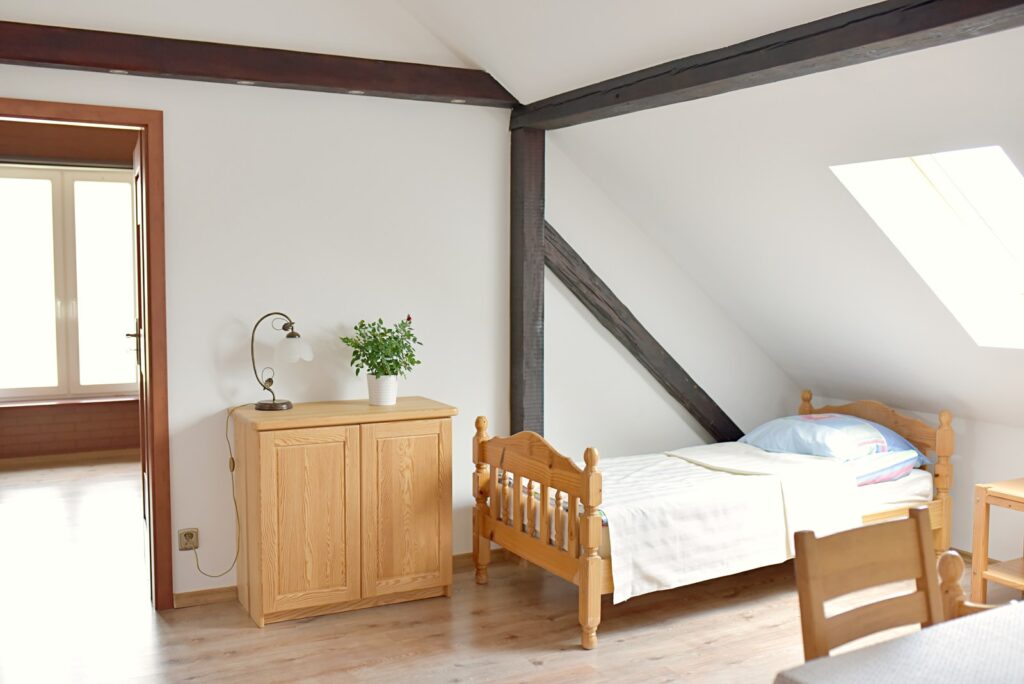 Sypialnia z klimatycznym wystrojem