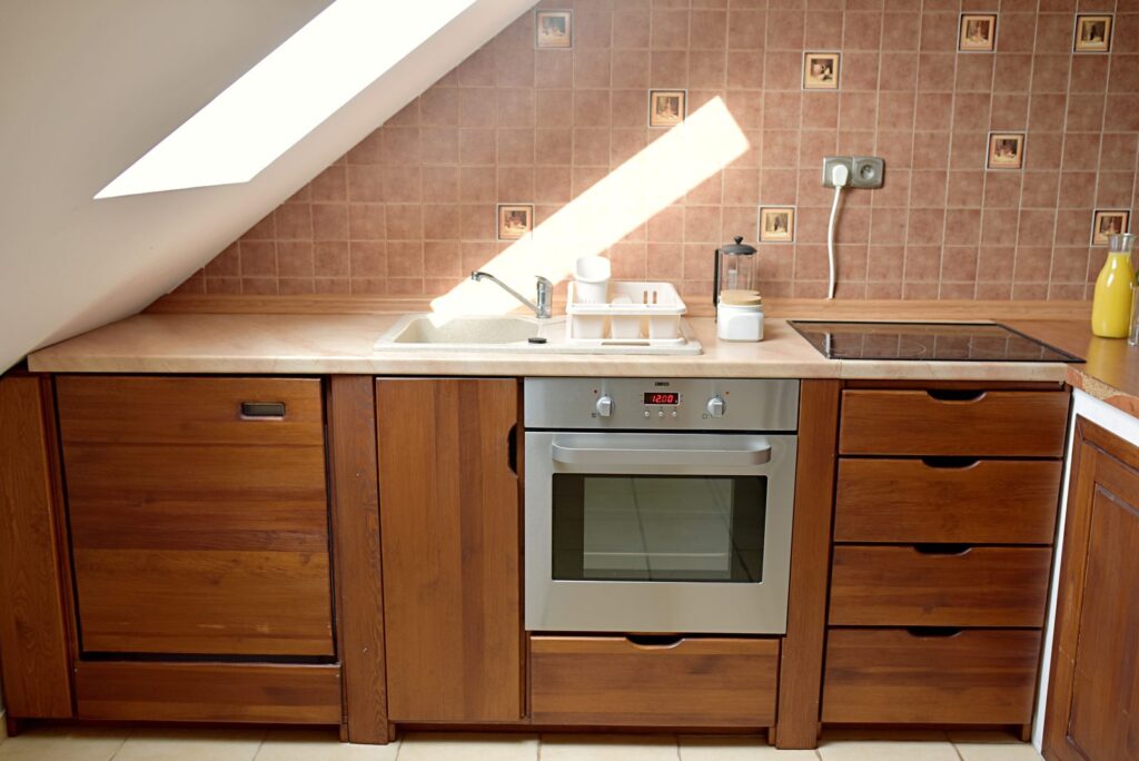 Gotowanie na wakacjach w przytulnej kuchni