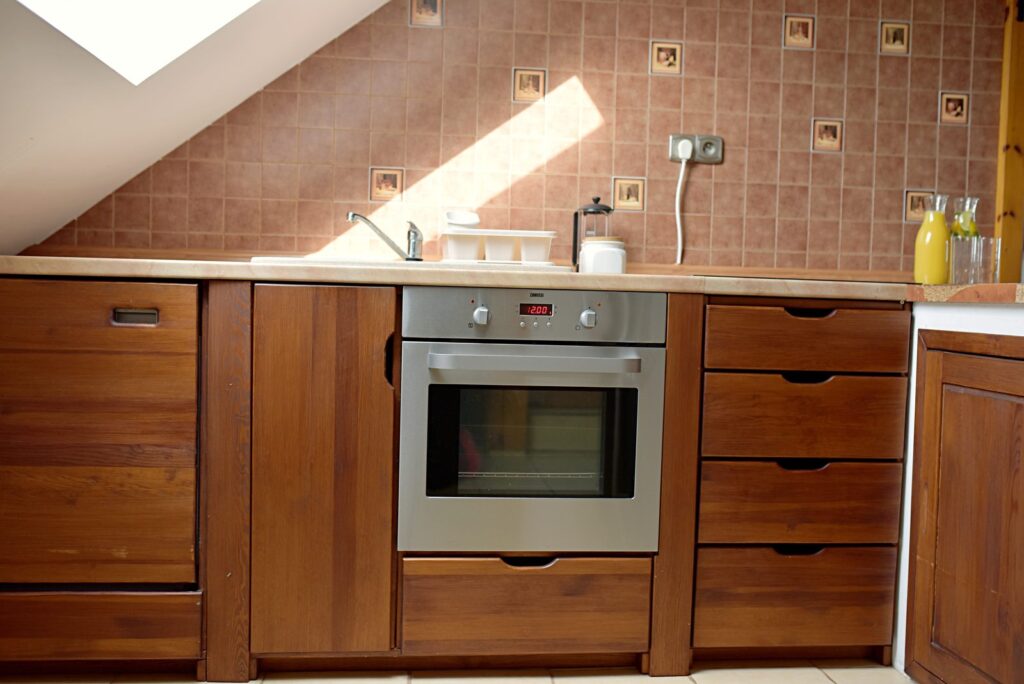 Gotowanie na wakacjach w przytulnej kuchni