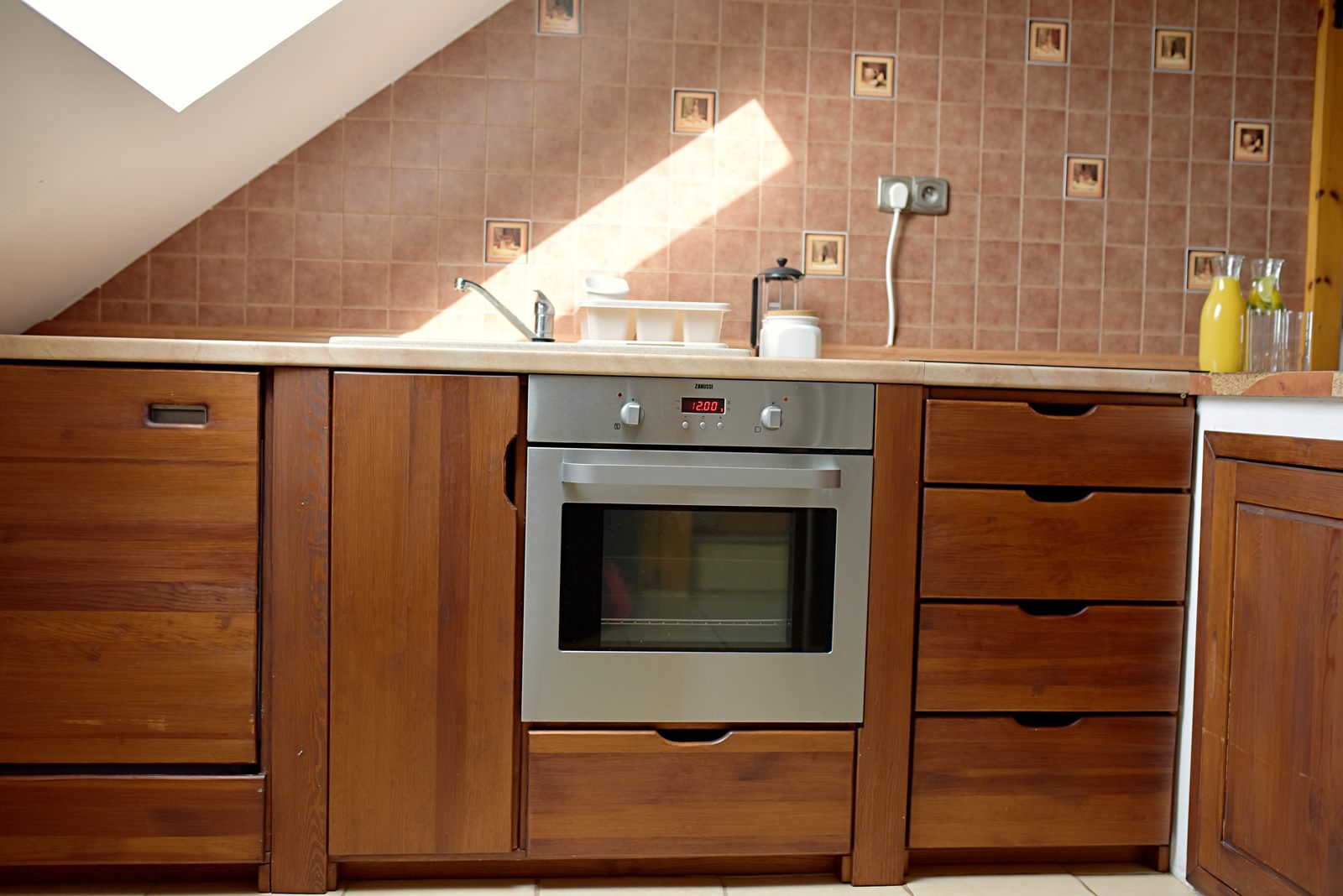 Gotowanie na wakacjach w przytulnej kuchni