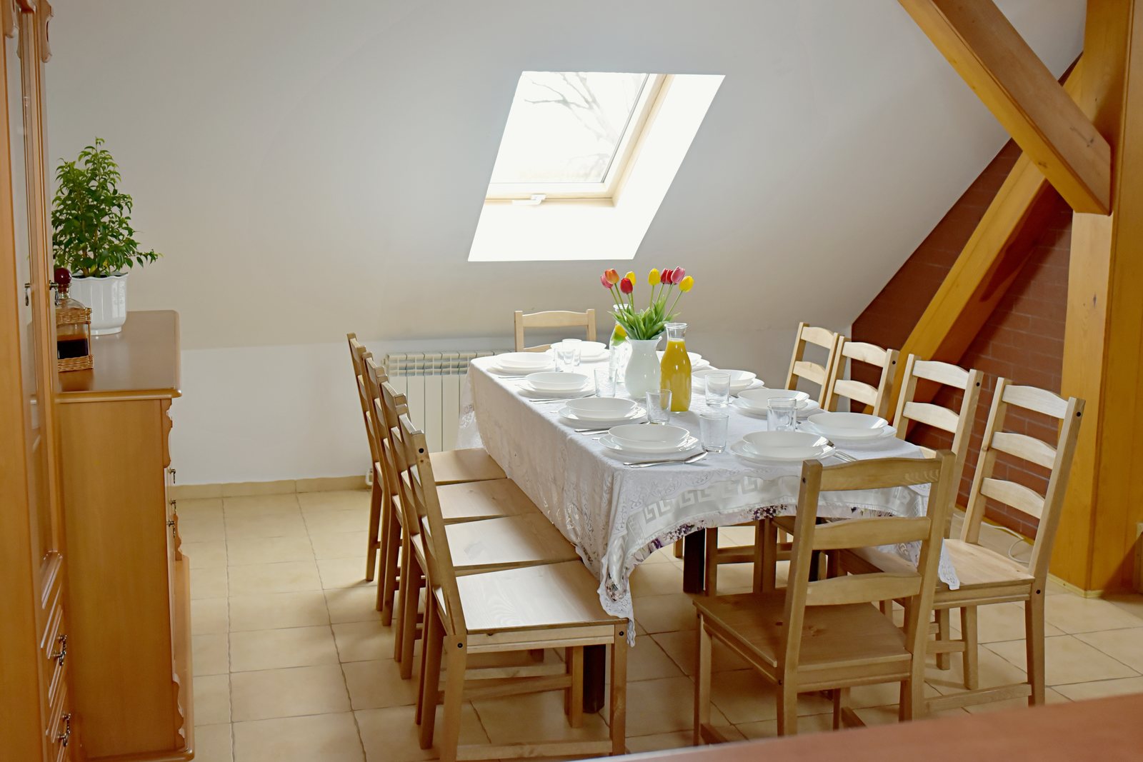 Przestronna jadalnia dla rodzinnych posiłków