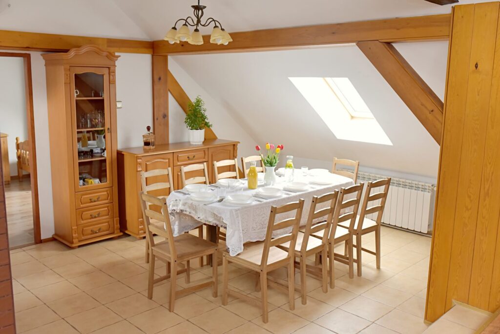 Jadalnia z komfortowym stołem na Mazurach