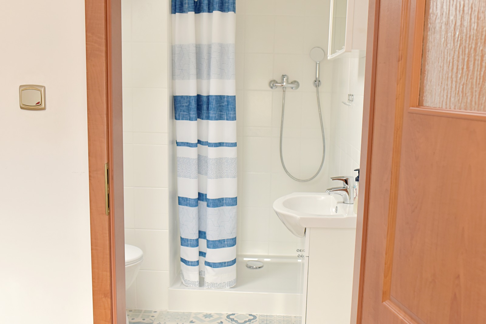 Łazienka z relaksacyjnym prysznicem na urlop