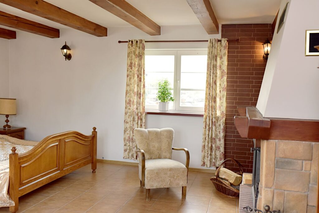 Sypialnia z kominkiem na romantyczne wieczory