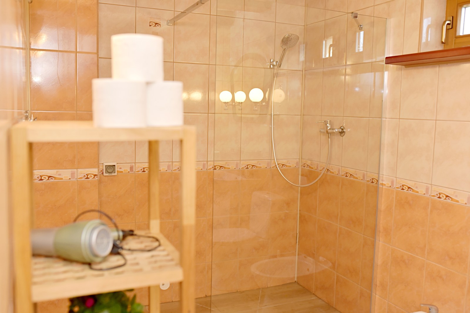 Przestronna łazienka dla wakacyjnego komfortu