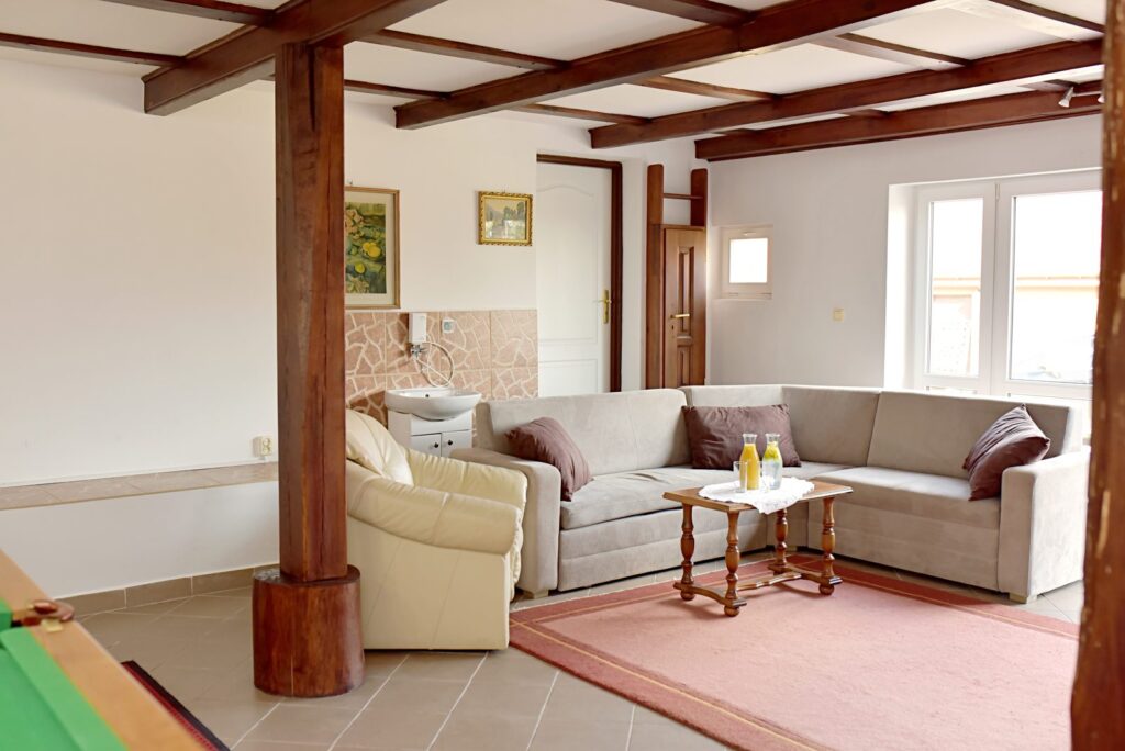 Salon z wygodnymi meblami na urlop