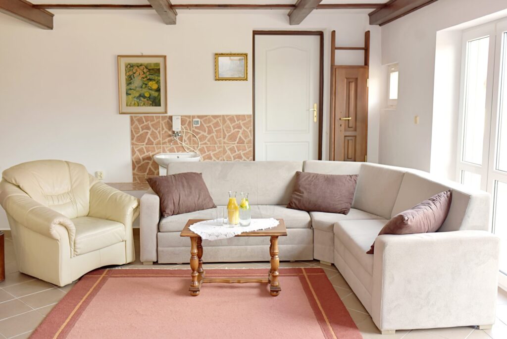 Salon z wygodnymi meblami na urlop