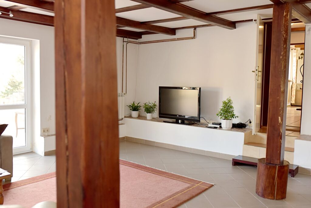 Relaksacyjny salon z dostępem do ogrodu