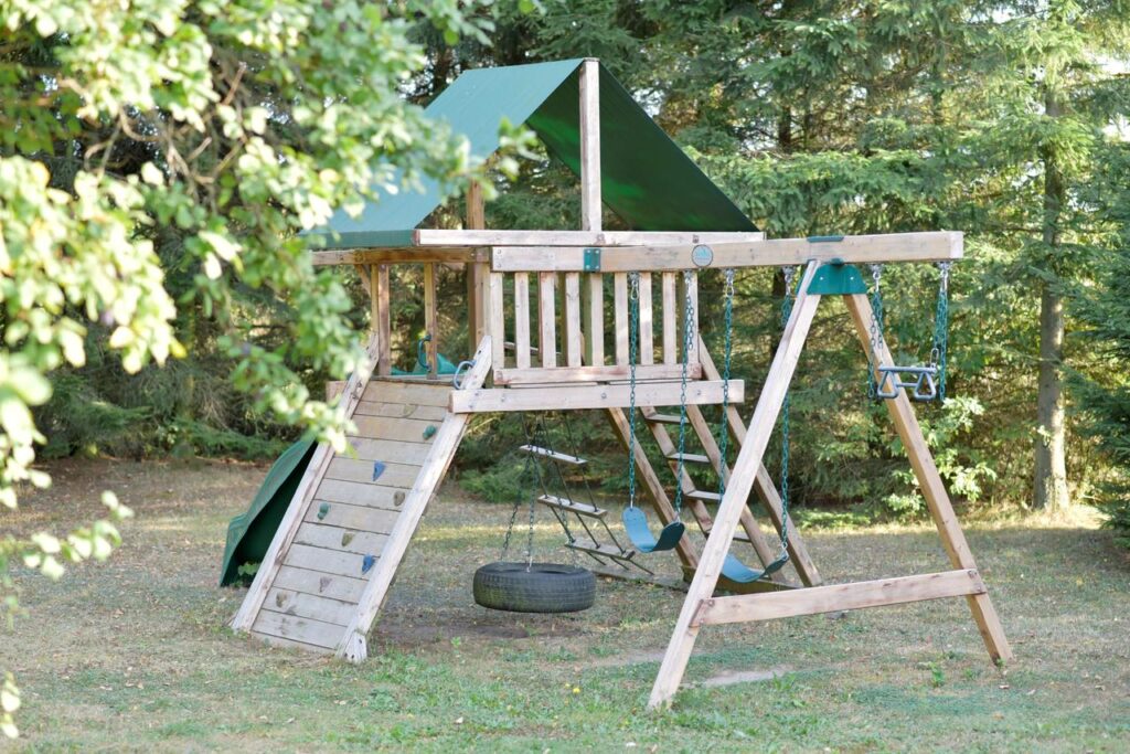 Plac zabaw w otoczeniu natury na Mazurach