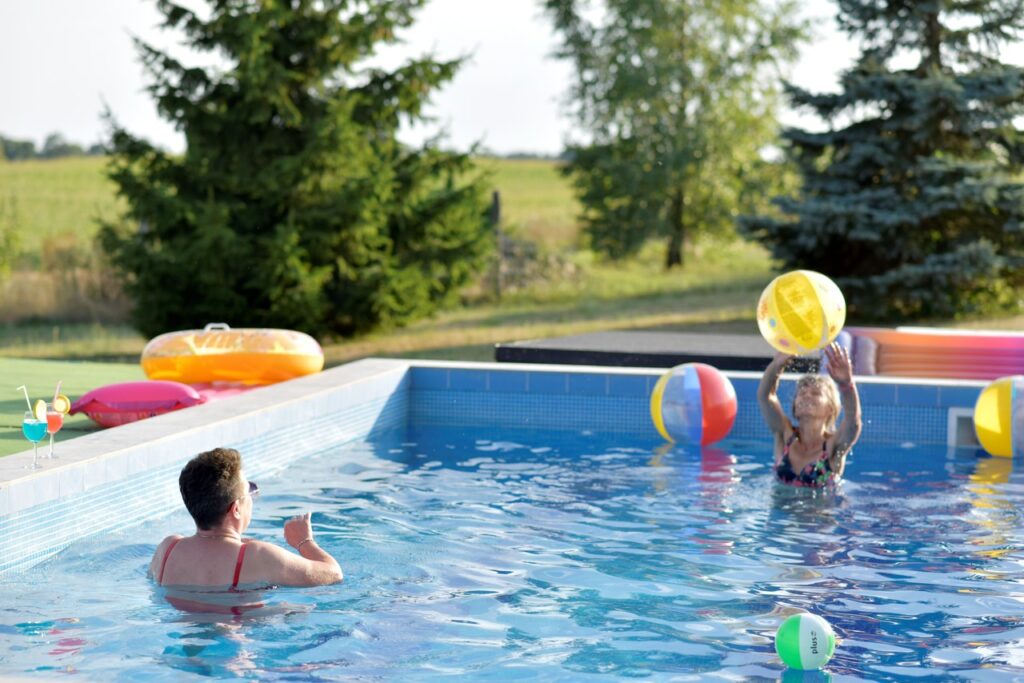 Basen w otoczeniu pięknej zieleni na Mazurach