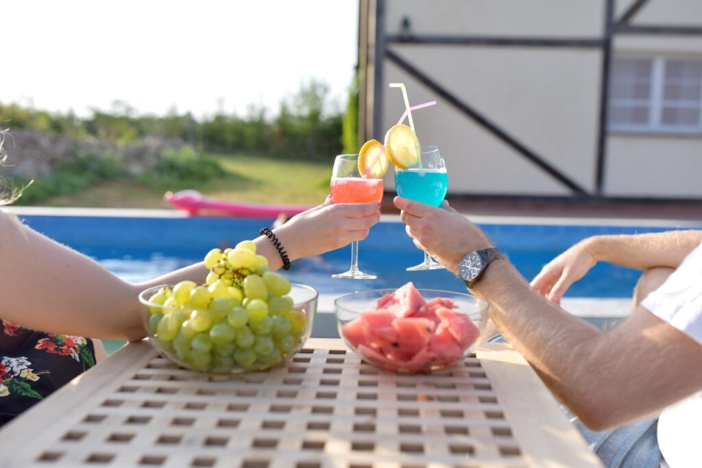 Odpoczynek przy basenie wśród natury