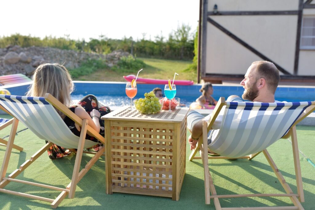 Relaks przy basenie na Mazurach